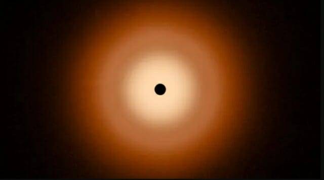 제임스웹으로 촬영한 베가 주위 원반의 모습. 베가는 먼지와 가스로 가득 찬 매끄러운 원반으로 둘러싸여 있다. 실제 베가는 사진 중앙의 검은 색 원 뒤에 숨겨져 있다. (출처=NASA, ESA, CSA, STScI, 애리조나대학)