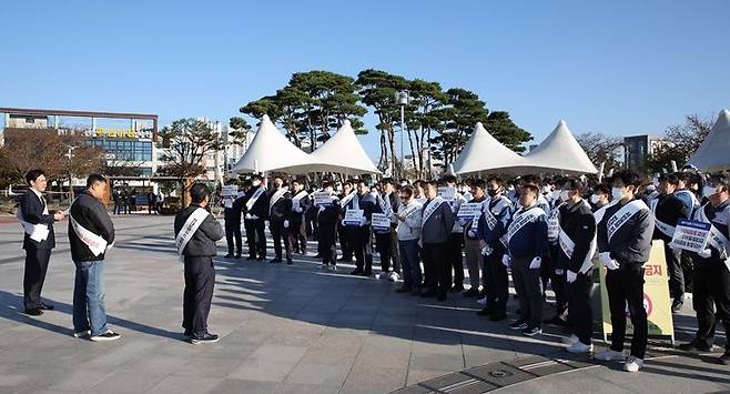 6일 현대트랜시스에서 협력사 관계자들 주관으로 열린 현대트랜시스 노조의 장기 파업 중단 촉구 결의대회 모습. /독자 제공