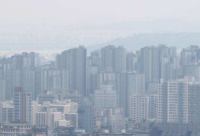 최근 디딤돌 대출 한도 축소를 위한 규제 추진 과정에서 정부 행보를 두고 예측이 불가해 부동산 시장의 혼란을 촉발시켰다는 지적이 크게 일었다. 이러한 혼란을 잠시 뒤로 하고 정부는 보다 정제된 목소리로 지난 6일 공식적인 디딤돌 대출 관리 방안을 가져왔다.ⓒ연합뉴스