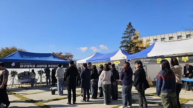 7일 오후 경북 경산시 대구대학교 사회과학대학 앞에 마련된 사회학과 추모 행사 ‘메모리얼 파티(Memorial Party)’에서 학생들과 교수들이 헌화를 위해 길게 줄을 섰다. 김규현 기자