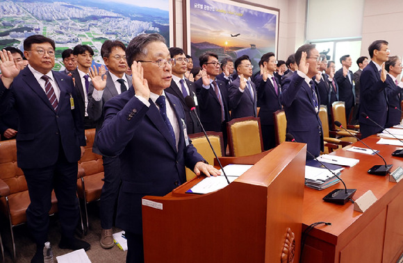 이한준 한국토지주택공사 사장을 비롯한 참석자들이 지난 10월 10일 서울 여의도 국회 국토교통위원회에서 열린 한국토지주택공사 등에 대한 국정감사에서 증인선서를 하고 있다. [사진=LH]