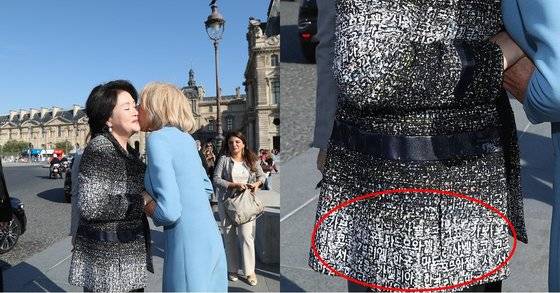 문재인 대통령 부인 김정숙 여사가 2018년 10월 15일(현지시간) 에마뉘엘 마크롱 프랑스 대통령의 부인인 브리지트 마크롱 여사와 프랑스 파리 루브르 박물관 인근서 만나 인사하고 있다. 연합뉴스