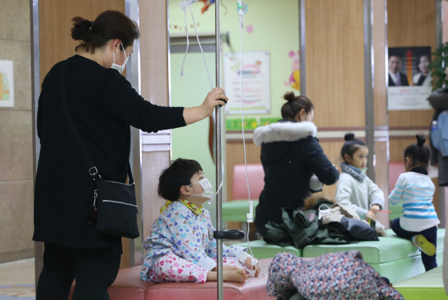 호흡기 질환인 백일해와 마이코플라즈마 폐렴 유행이 계속되며, 올해 환자 수가 급증한 것으로 나타났다. 사진｜연합뉴스