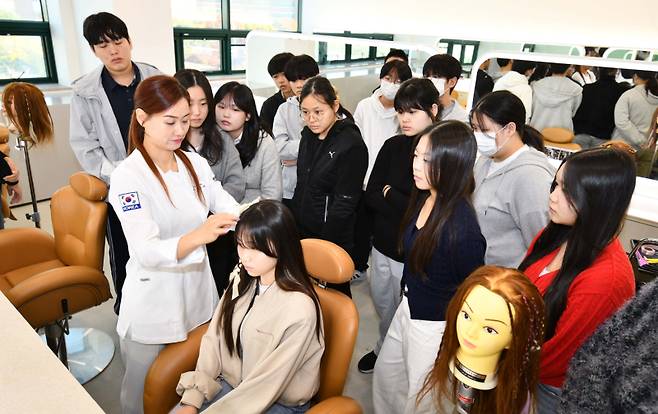 경일중 학생들이 7일 오전 영진전문대 뷰티융합과 실습실에서 홍정아 교수의 지도를 받으며 ‘헤어 아티스트’ 진로체험을 하고 있다. 영진전문대 제공