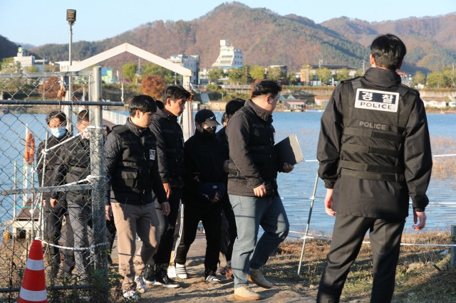 6일 강원 화천군 북한강에서 함께 근무하던 여성 군무원을 살해한 뒤 시신을 훼손하고 북한강에 유기한 현역 군 장교 A(38)씨에 대한 현장 검증이 진행되고 있다. 연합뉴스