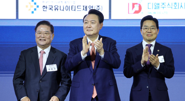 President Yoon Suk Yeol applauds after concluding the Opportunity Development Zone agreement at the 2nd Local Autonomy and Balanced Development Day celebration on the 6th, held at the Songam Sports Town indoor tennis court in Chuncheon, Gangwon Province. (The Presidential Press Pool)