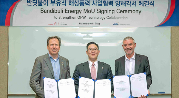 LS Cable & System CEO Koo Bon-kyu (center) poses for a commemorative photo after signing an MOU for the Firefly Floating Offshore Wind Project with Equinor, Norway’s state-owned energy company, at “BIXPO 2024” held in Gwangju on the 6th. (LS Cable & System)