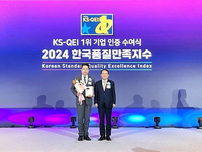 지난 6일 서울 중구 소공동 롯데호텔에서 열린 ‘2024 한국품질만족지수(KS-QEI)’ 인증수여식에서 최근영 대동 그룹IMC본부장이(왼쪽)과 강명수 한국표준협회장(오른쪽)이 기념 촬영을 하고 있다.