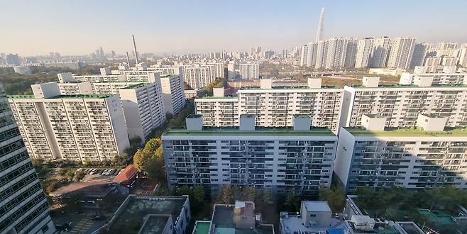 지구단위계획 재정비로 준주거로의 상향이 가능해진 수서 삼익아파트 전경.  이승환 기자