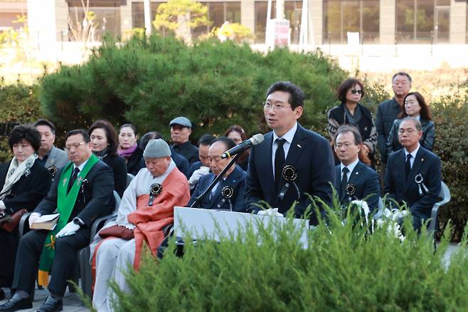 이상일 용인특례시장이 지난 6일 처인구 양지면 대대리에서 열린 '제44회 자유수호희생자 합동 위령제'에서 추도사를 하고 있다. / 사진제공=용인특례시
