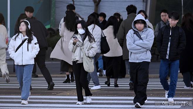 출근길 시민들이 잔뜩 웅크린 채 발걸음을 재촉하고 있다. 이상섭 기자