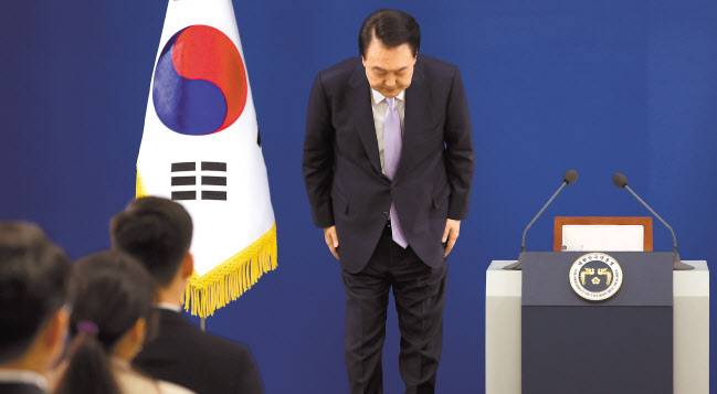 윤석열 대통령이 7일 오전 서울 용산 대통령실 청사 브리핑실에서 ‘대국민담화 및 기자회견’도중 일어나 고개숙여 사과하고 있다. [연합]