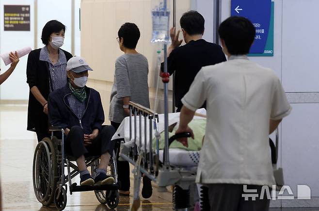 [서울=뉴시스] 김명년 기자 =서울시내 한 대학병원에서 의료진이 이동하고 있다. 2024.08.29. kmn@newsis.com