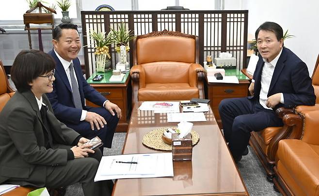 [순창=뉴시스] 7일 순창군의 내년도 정부예산 확보차 국회를 방문한 최영일 군수(왼쪽 두번째)가 국민의힘 호남동행 순창지역구 성일종 의원(오른쪽)을 만나 순창군의 현안사업을 설명하고 있다. *재판매 및 DB 금지