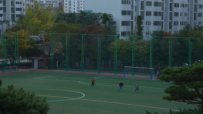 ▲ 미세먼지 수치가 좋지 않은 날인데도, 아이들이 운동장에서 뛰어놀고 있다