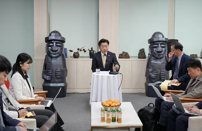 오영훈 제주지사가 7일 도청 소통회의실에서 기자 간담회를 하고 있다. 제주도 제공