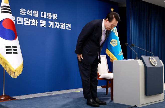 윤석열 대통령이 7일 서울 용산 대통령실 청사 브리핑실에서 열린 '대국민담화 및 기자회견'에서 국민들에게 사과하며 고개 숙여 인사하는 모습. 연합뉴스