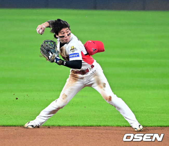 [OSEN=광주, 지형준 기자] 28일 광주 기아챔피언스필드에서 2024 신한 SOL뱅크 KBO 한국시리즈 5차전 KIA 타이거즈와 삼성 라이온즈의 경기가 열렸다.KIA는 양현종, 삼성은 이승현을 선발 투수로 내세웠다.6회초 2사에서 KIA 박찬호가 삼성 박병호의 유격수 내야안타에 1루로 송구하고 있다. 2024.10.28 / jpnews@osen.co.kr