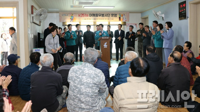 ▲어깨동무봉사단 활동을 격려하는 공영민 군수ⓒ고흥군