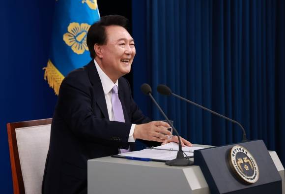 외신기자 질문 듣는 윤석열 대통령 - 윤석열 대통령이 7일 오전 서울 용산 대통령실 청사 브리핑실에서 열린 ‘대국민담화 및 기자회견’ 말미에 외신 기자로부터 추가 질문을 받으며 미소짓고 있다. 2024.11.7. 연합뉴스