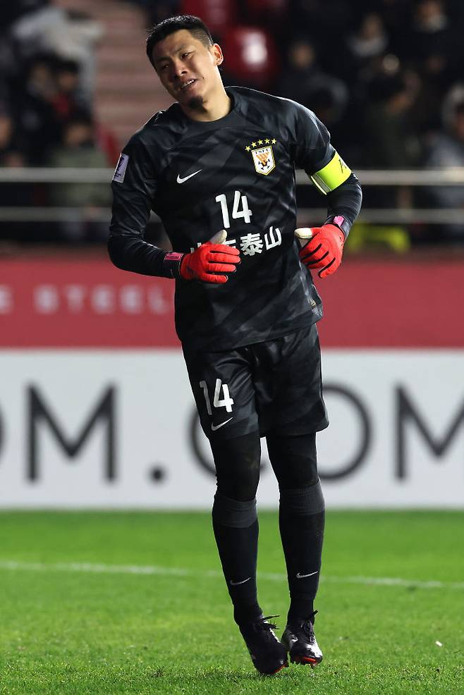 산둥 골키퍼 왕달레이가 6일 ACLE 포항전에서 실점 후 아쉬운 표정을 짓고 있다. Getty Images코리아