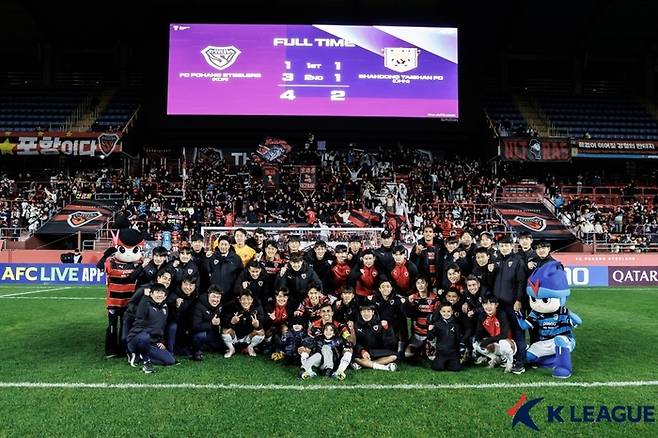 포항 선수들이 6일 ACLE 산둥전에서 4-2 완승을 거둔 뒤 홈팬 앞에서 기념촬영하고 있다. 프로축구연맹 제공