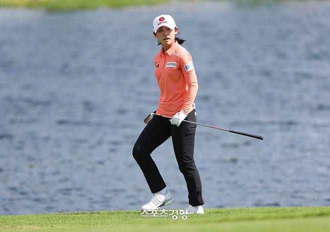 황유민이 7일 미국 하와이 호아칼레이CC에서 열린 LPGA 투어 롯데 챔피언십 1라운드 18번홀에서 칩샷을 한 뒤 볼의 방향을 살피고 있다. |대홍기획 제공