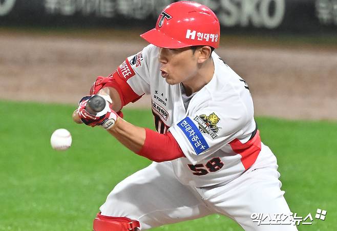 21일 오후 광주기아챔피언스필드에서 열린 '2024 신한 SOL Bank KBO 한국시리즈' 삼성 라이온즈와 KIA 타이거즈의 1차전 경기, 3회말 무사 1루 KIA 서건창이 번트를 시도하고 있다. 엑스포츠뉴스 DB