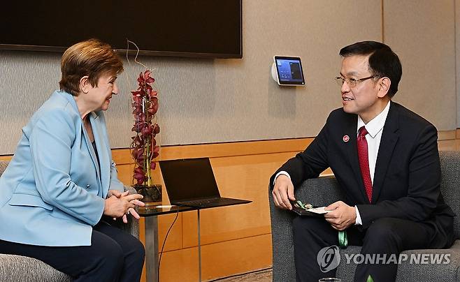 IMF총재와 면담하는 최상목 부총리 (서울=연합뉴스) G20재무장관회의 참석차 미국 워싱턴D.C.를 방문 중인 최상목 부총리 겸 기획재정부 장관(오른쪽)이 지난 23일(현지시간) 오후 국제통화기금(IMF)에서 크리스탈리나 게오르기에바 IMF총재와 면담하고 있다. 2024.10.25 [기획재정부 제공. 재판매 및 DB 금지] photo@yna.co.kr