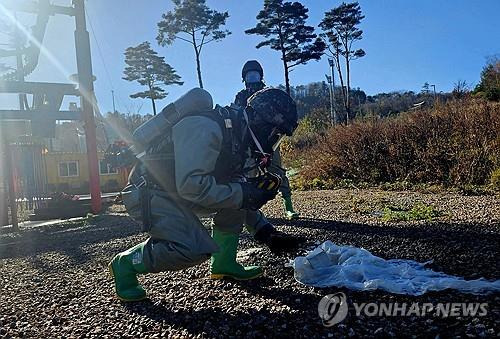 육군 36사단, 대남 오물 풍선 도발 대비 합동 훈련 실시     (평창=연합뉴스) 7일 강원 평창군 알펜시아 스키점프센터 일원에서 열린 북한 대남 오물 풍선 도발 상황 가정 민·관·군·경·소방 통합 훈련에서 육군 36사단 화생방테러특수임무대(CRST) 장병들이 원점 지역 일대에서 화학작용제 유무를 탐지하고 있다.
    이날 훈련에는 36사단 CRST와 평창대대, 군청·경찰서·소방서·의료원·강원개발공사, 국유림사무소, 드론기술원 관계자 등 70여명이 참가해 대 테러 작전 및 통합 방위 작전 수행 절차 숙달에 나섰다. 2024.11.7 [육군 36보병사단 제공.재판매 및 DB 금지]
    yangdoo@yna.co.kr
(끝)