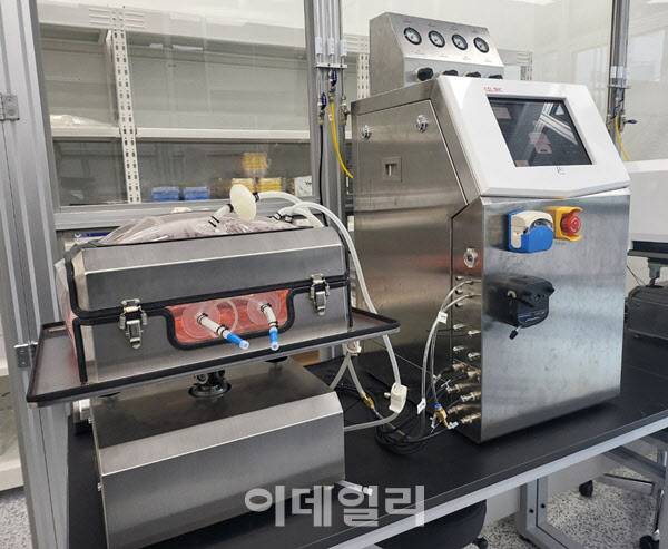 마이크로디지탈 공정개발실에 나열돼 있는 자동 일회용 바이오리액터(세포배양기) ‘셀빅’.(사진=송영두 기자)