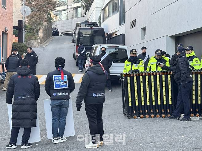 현대트랜시스 노조원 10여명이 지난 7일 오전 서울 용산구 한남동 정의선 현대차그룹 회장 자택 인근에서 현수막과 피켓을 동원해 집회와 시위를 하고 있다.(사진=현대트랜시스)