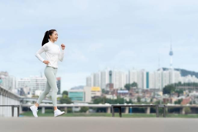 걷기 운동을 꾸준히 하면 다리, 종아리, 엉덩이 근육을 강화시킬 수 있다. [사진=게티이미지뱅크]