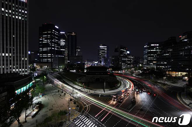 지구의 날을 맞아 서울 중구 숭례문의 조명이 꺼져 있는 모습. /뉴스1 ⓒ News1 이재명 기자