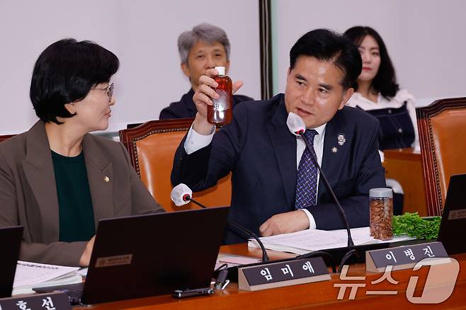 이병진 더불어민주당 의원이 11일 오후 서울 여의도 국회 농림축산식품해양수산위원회에서 열린 농촌진흥청 등 국정감사에서 상추, 아몬드, 벌꿀을 놓고 권재한 농촌진흥청장을 향해 꿀벌 집단 폐사와 관련 질의하고 있다. 2024.10.11/뉴스1 ⓒ News1 안은나 기자