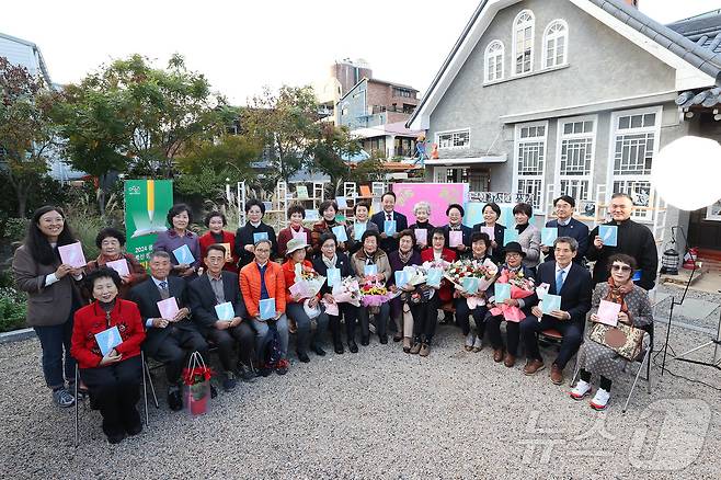 광주 동구 어르신 자서전 출판 기념회의 모습. (광주 동구 제공)/뉴스1