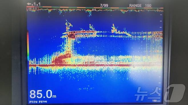 8일 선단선에서 어군탐지기로 촬영한 '135금성호'. 이 선박은 새벽 4시33분쯤 제주 비양도 북서쪽 24㎞ 해상에서 침몰했다. 승선원 27명 중 12명이 실종돼 해경과 해군 등이 수색 작업을 벌이고 있다.(제주해양경찰청 제공) 2024.11.8/뉴스1 ⓒ News1 홍수영 기자