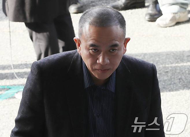 '김건희 여사 공천개입 의혹'의 핵심 인물인 명태균 씨가 8일 오전 정치자금법 위반 혐의 피의자 신분으로 검찰 조사를 받기 위해 경남 창원시 성산구 창원지방검찰청으로 출석하고 있다. 2024.11.8/뉴스1 ⓒ News1 윤일지 기자