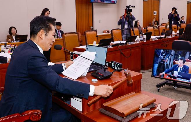 정청래 국회 법제사법위원회 위원장이 8일 오후 서울 여의도 국회에서 열린 법사위 16차 전체회의에서 국민의힘 불참 속에 김건희 특검법(윤석열 대통령 배우자 김건희의 주가조작 사건 등의 진상규명을 위한 특별검사 임명 등에 관한 법률안)을 의결하고 있다. 2024.11.8/뉴스1 ⓒ News1 안은나 기자