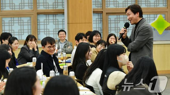 8일 시청 대회의실에서 열린 '직원 중심 조직문화 개선을 위한 소통 간담회'에서 조현일 경산시장이 직원들과 대화하고 있다. 이날 간담회는 직원들의 건의사항과 질문을 익명으로 시장에게 전달하는 방식으로 진행됐다.(경산시 제공) 2024.11.8/뉴스1 ⓒ News1 정우용 기자