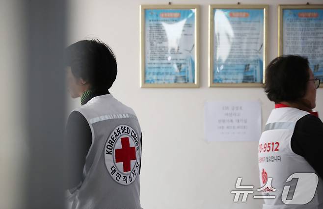 8일 오후 대한적십자사 심리지원팀이 한림항 인근에 마련된 135금성호 실종 선원 가족 대기실에서 이동하고 있다. 이날 부산선적 선망어선 '135금성호'(129톤·승선원 27명)이 침몰해 현재 12명이 실종 상태다. 구조된 15명 중 한국인 2명은 심정지 상태로 병원에 이송됐으나 결국 숨졌다. 2024.11.8/뉴스1 ⓒ News1 오현지 기자