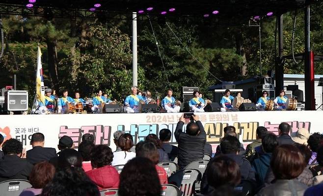 지역 주민들이 참여하는 즐거운 축제 한마당 ‘남면주민자치위원회 프로그램 발표회 및 가을 문화의 날’ 행사가 7일 충남 태안군 남면 몽산포 일원에서 주민 등 300여 명이 참석한 가운데 화려하게 펼쳐졌다. /태안군