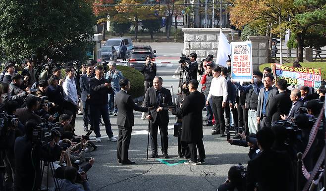 8일 오전 경남 창원시 성산구 창원지방검찰청에서 명태균 씨가 출석하고 있다. 명씨는 김건희 여사 공천 개입 의혹과 미래한국연구소의 불법 여론조사 의혹을 받고 있다. /김동환 기자