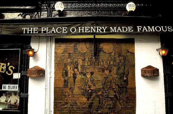 뉴욕 그래머시(Gramercy) 지역의 ‘피츠 태번(Pete‘s Tavern)’ 외관. 오 헨리가 레스토랑의 입구 쪽에 위치한 자신의 지정석에서 1905년 ‘크리스마스 선물(The Gift of the Magi)’를 썼다고 알려져 있다./박진배
