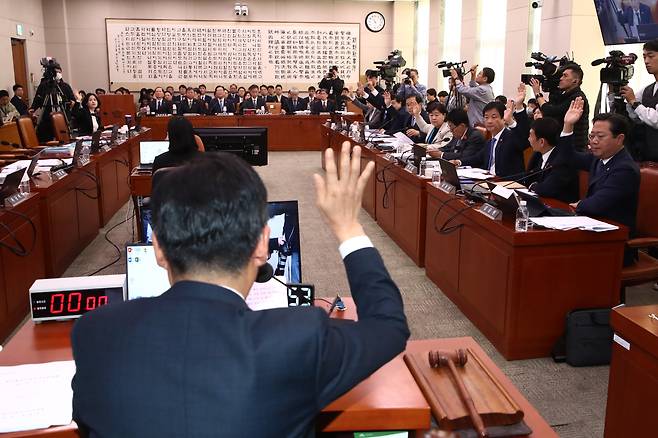 정청래 국회 법사위원장이 8일 오전 서울 여의도 국회에서 열린 법제사법위원회 전체회의에서 법무부 2025년도 예산안 중 검찰의 특수활동비·특정업무경비 587억원을 전액 삭감하는 내용의 예산안 수정안에 대한 표결을 하고 있다. 여당 의원들은 보복성 예산삭감이라고 강력 반발하며 의결전 회의장을 나갔다. /뉴스1