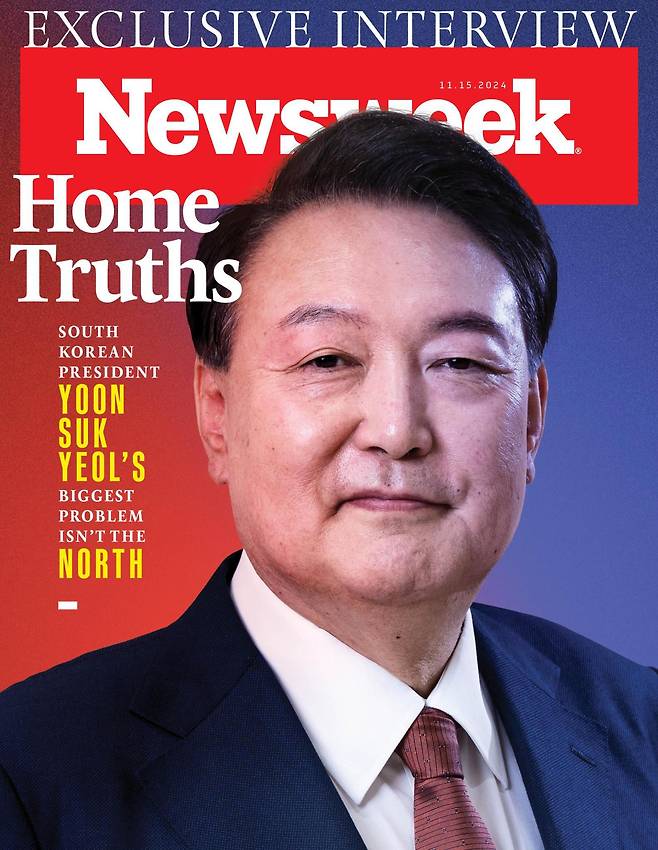 대통령실이 8일 미국 시사주간지 '뉴스위크(Newsweek)'가 이날(11월 15일 자) 발간된 최신호에서 윤석열 대통령과의 단독 인터뷰 기사를 표지 사진과 함께 커버 스토리로 다뤘다고 밝혔다. 사진은 2024년 11월 15일자 뉴스위크 표지./대통령실 제공