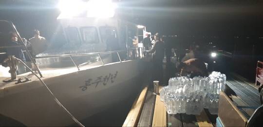 충남 홍성군이 어업지도선인 '홍주천년호'를 동원해 단수지역인 '죽도'에 생수를 배달했다. 홍성군 제공