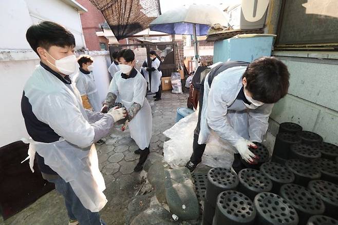 지난 7일 충북 청주시 청원구 우암동 일대에서 진행한 LG생활건강의 연탄 배달 봉사활동에 참가한 노사 임직원들의 모습.ⓒLG생활건강