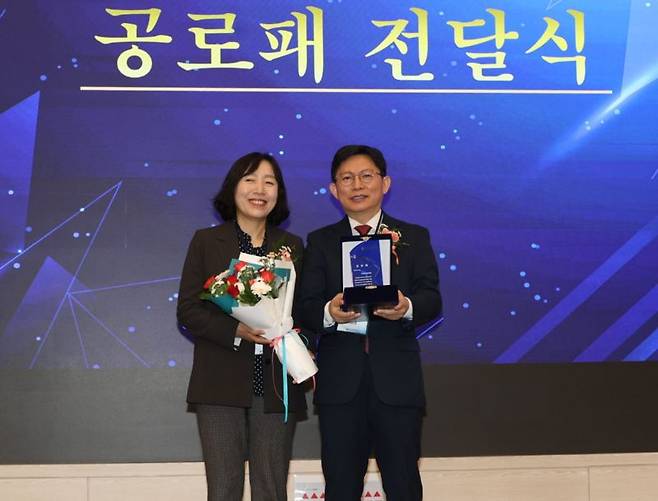 국립수산과학원이 8일 부산 벡스코에서 열린 ‘2024 한국수산과학총연합회 국제학술대회’에서 공로패를 수상했다. 최용석(오른쪽) 국립수산과학원장이 공로패를 수상한 뒤 정성주 한국수산과학총연합회장과 기념사진을 촬영하고 있다. 사진 국립수산과학원 제공