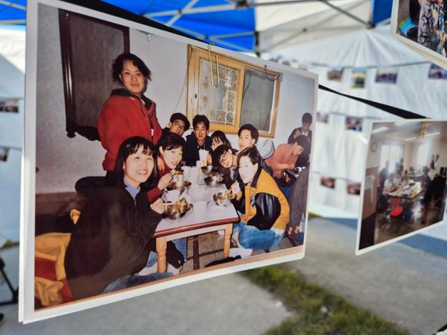 7일 오후 경북 경산시 대구대 사회과학대학 누리마당 앞 '대구대학교 사회학과' 빈소에 졸업생과 재학생들의 추억을 담은 사진이 전시돼 있다. 경산=김재현 기자